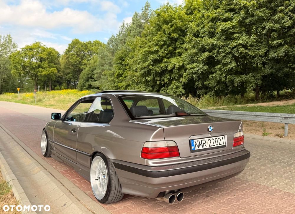 BMW Seria 3 323i - 4
