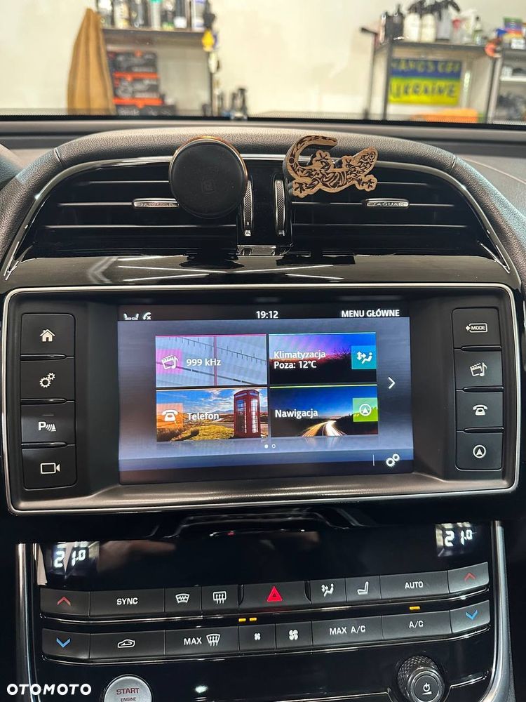 Jaguar XE 2.0 D AWD R-Sport - 17