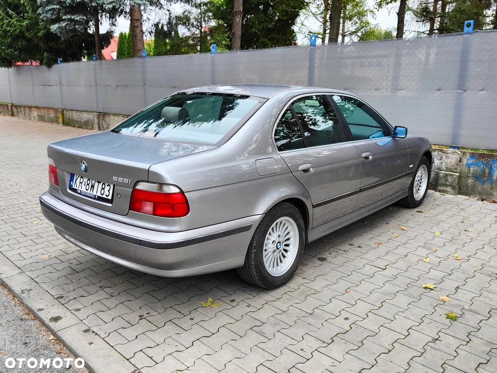 BMW Seria 5 528i - 4