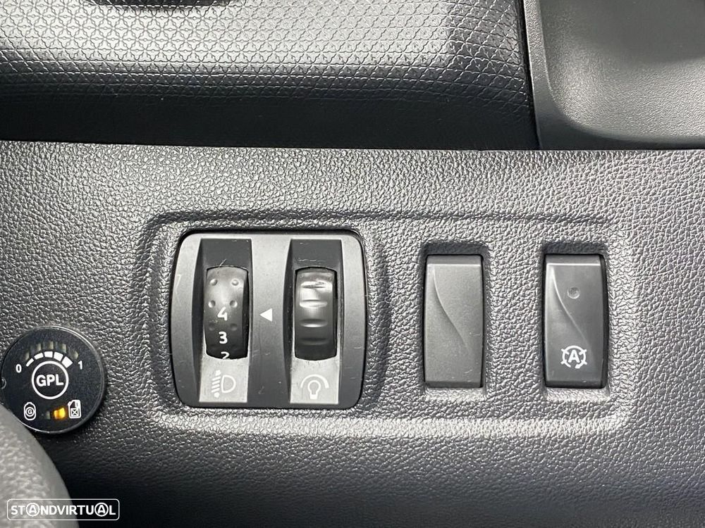 Renault Clio 0.9 TCe Limited Bi-Fuel - 24