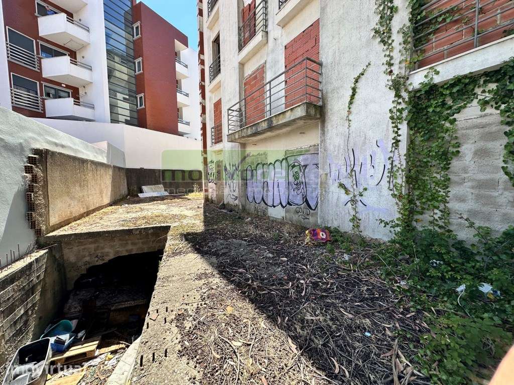Prédio Devoluto com Grande Potencial no centro de Mem Martins - Grande imagem: 5/6