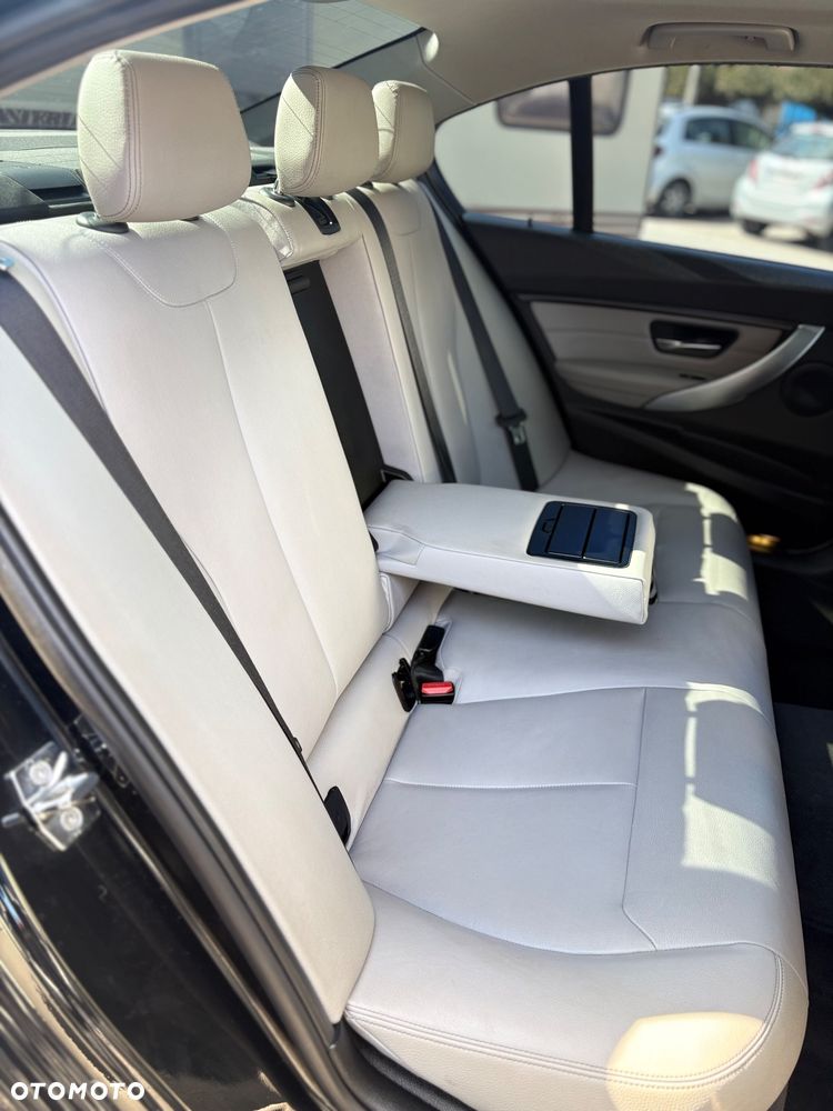 BMW Seria 3 328i Sport Line - 38