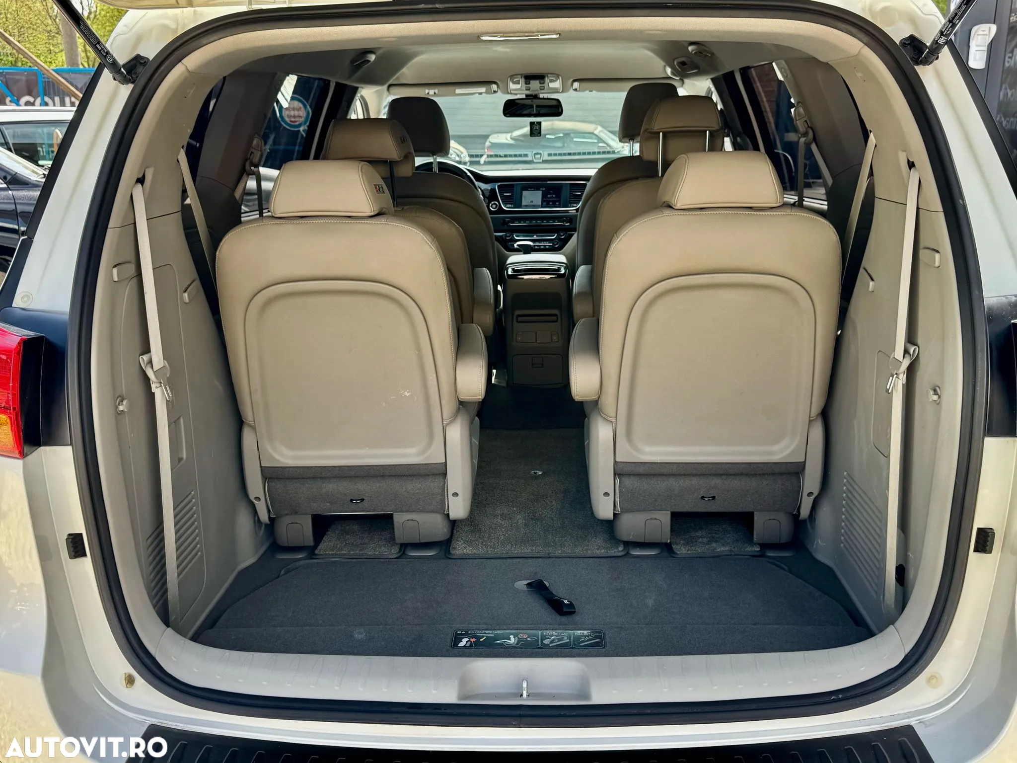 Kia Carnival - 11