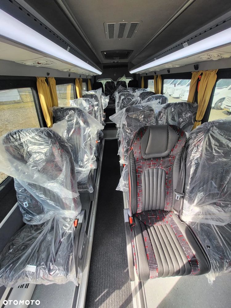 Volkswagen Crafter 24 - miejsca + 3 stojące - 12