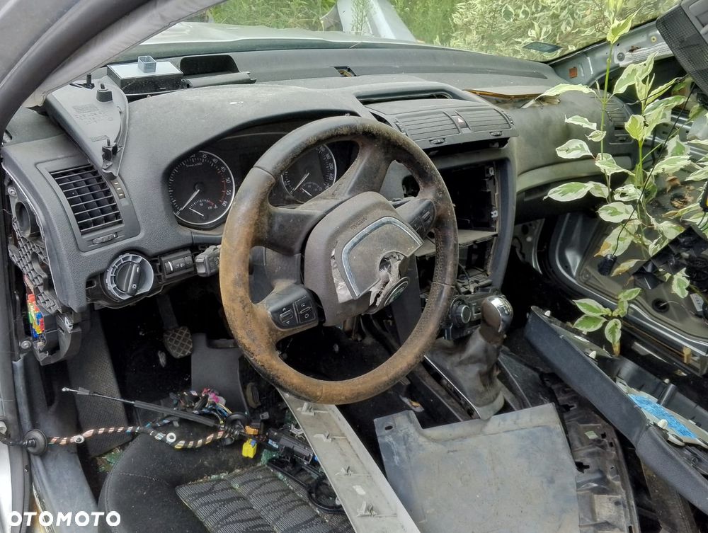 Skoda Octavia II FL (08-13r.) 2.0 TDI 140KM. Silnik BKD Skrzynia KXX lakier LA7W.Cały na części. GWARANCJA !!!  Przód Tył Zestaw Komplet Drzwi Klapa Zderzak Błotnik Maska Grill Atrapa Szyba Pas Lampa Lusterko Boczki Fotel Kanapa Kokpit Deska Rozdzielcza Przełącznik Włącznik Sterownik Przewody Wiązka Instalacja Moduł Komputer Czujnik Listwa Pompa Alternator Wtryski Głowica Rozrusznik Kompresor Sprzęgło Dwumas Silnik Skrzynia ABS Klimatyzacji Paliwa Wspomagania Kolektor Turbina Przepustnica Zawór Chłodnica Koło Hak Belka Sanki Zawieszenie Mcpherson Półoś Amortyzator Wydech Tłumik Zacisk Most - 6