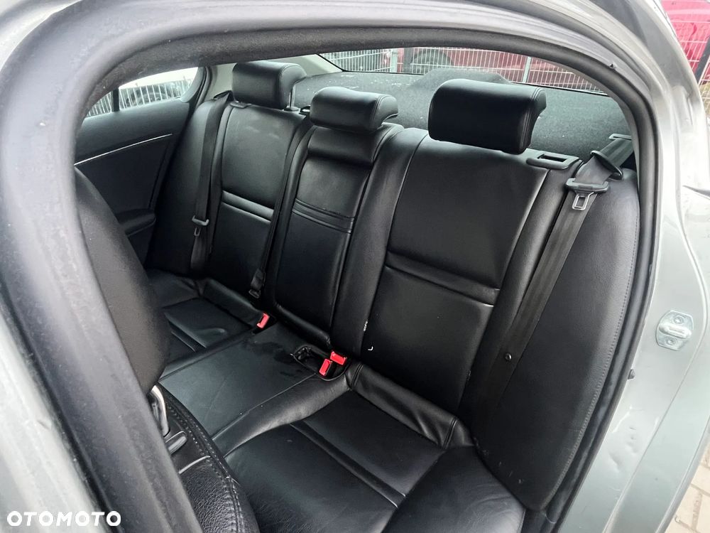 Toyota Avensis 1.6 Premium - 17