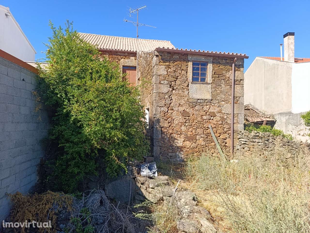 Casa de Pedra com Terreno Centro de Escarigo - Fundão - Grande imagem: 3/58
