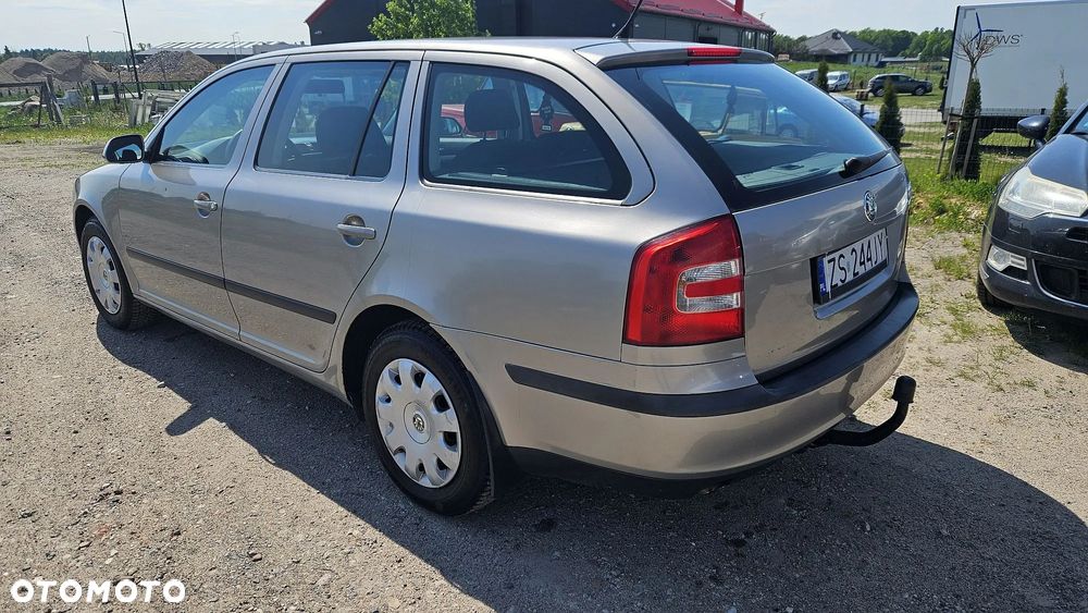 Skoda Octavia 1.6 FSI Ambiente - 8