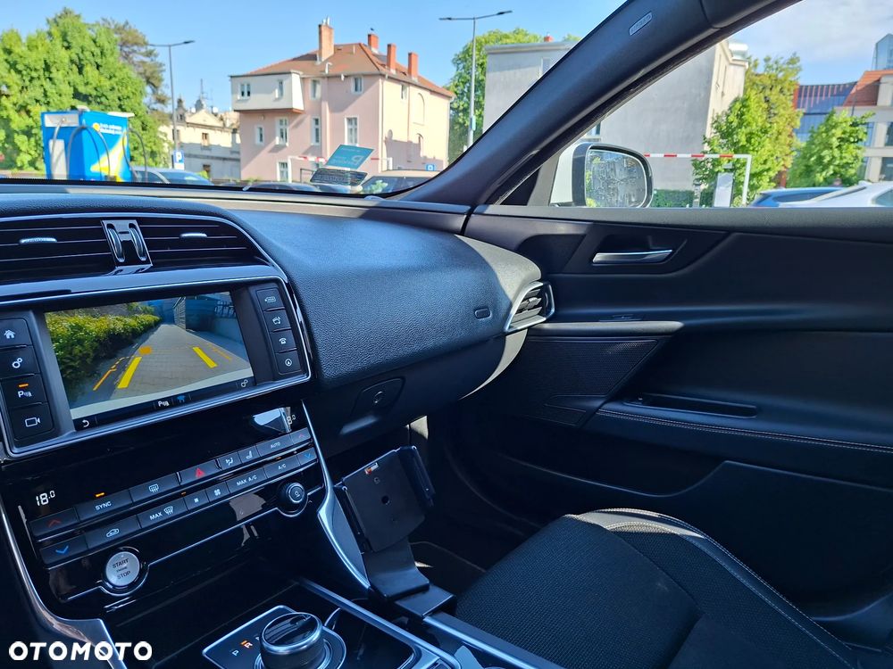 Jaguar XE 2.0 D AWD R-Sport - 12