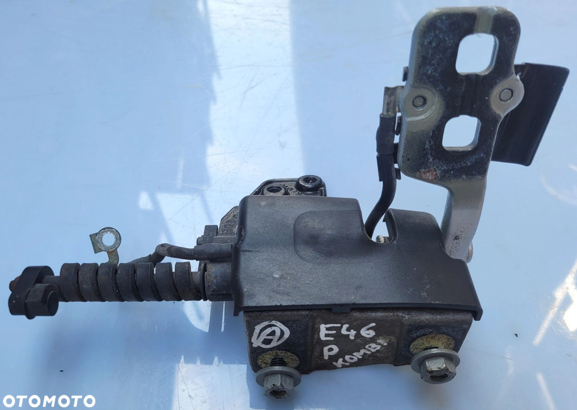 ZAWIAS PRAWY SZYBY KLAPY TYLNEJ BMW E46 KOMBI TOURING 8215532 - 2