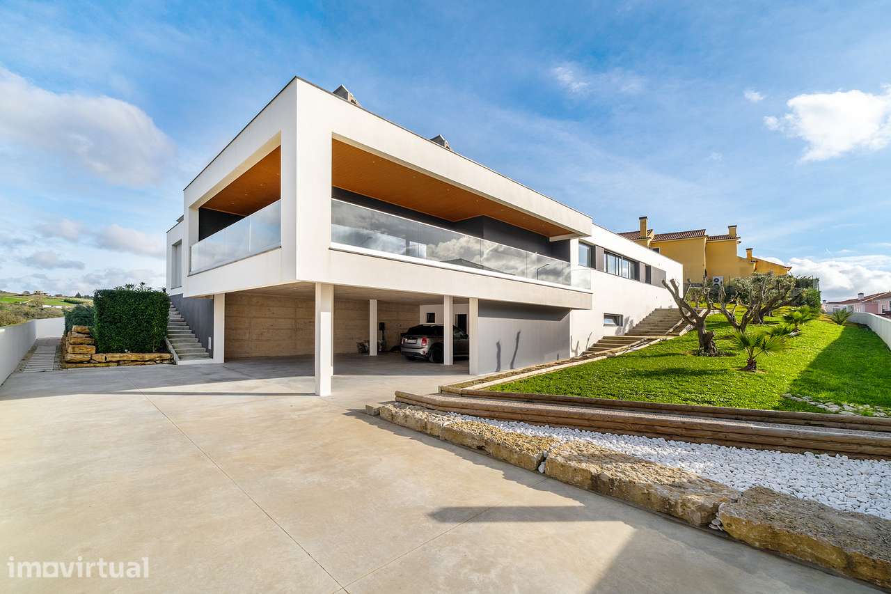 Moradia Isolada e arquitetura Contemporânea com Piscina - Grande imagem: 4/41