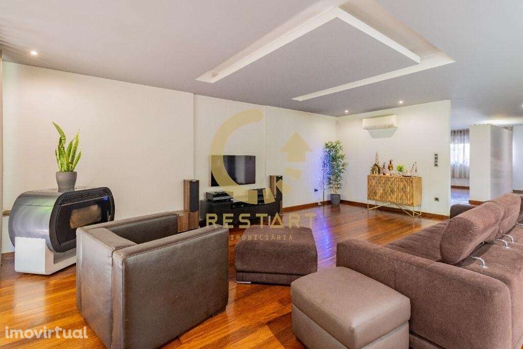 Moradia T5 no Centro de Ermesinde com Áreas Generosas, Jardim e Terraç - Grande imagem: 5/52