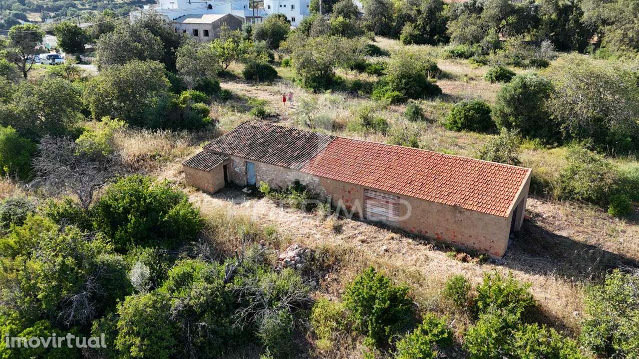 RUINA INSERIDA EM TERRENO COM 4,65 HECTARES COM VISTA PARA O MAR - Grande imagem: 4/6