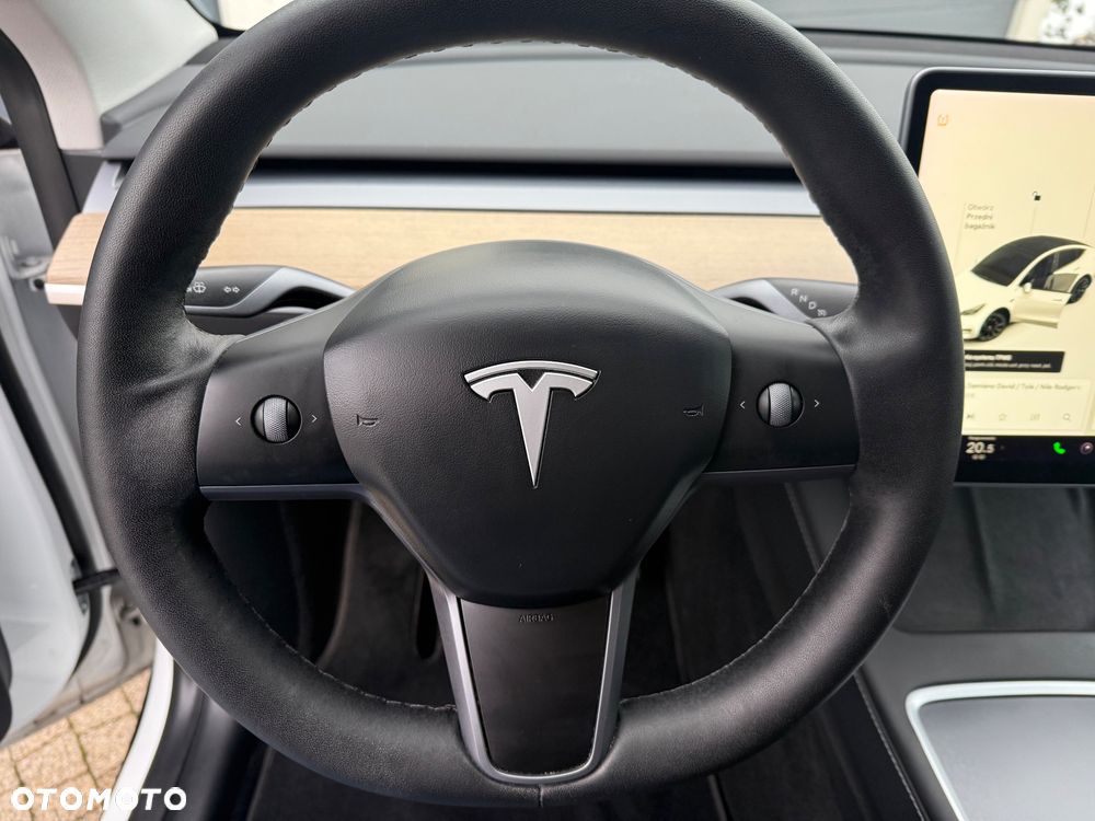 Tesla Model Y Long Range AWD - 33