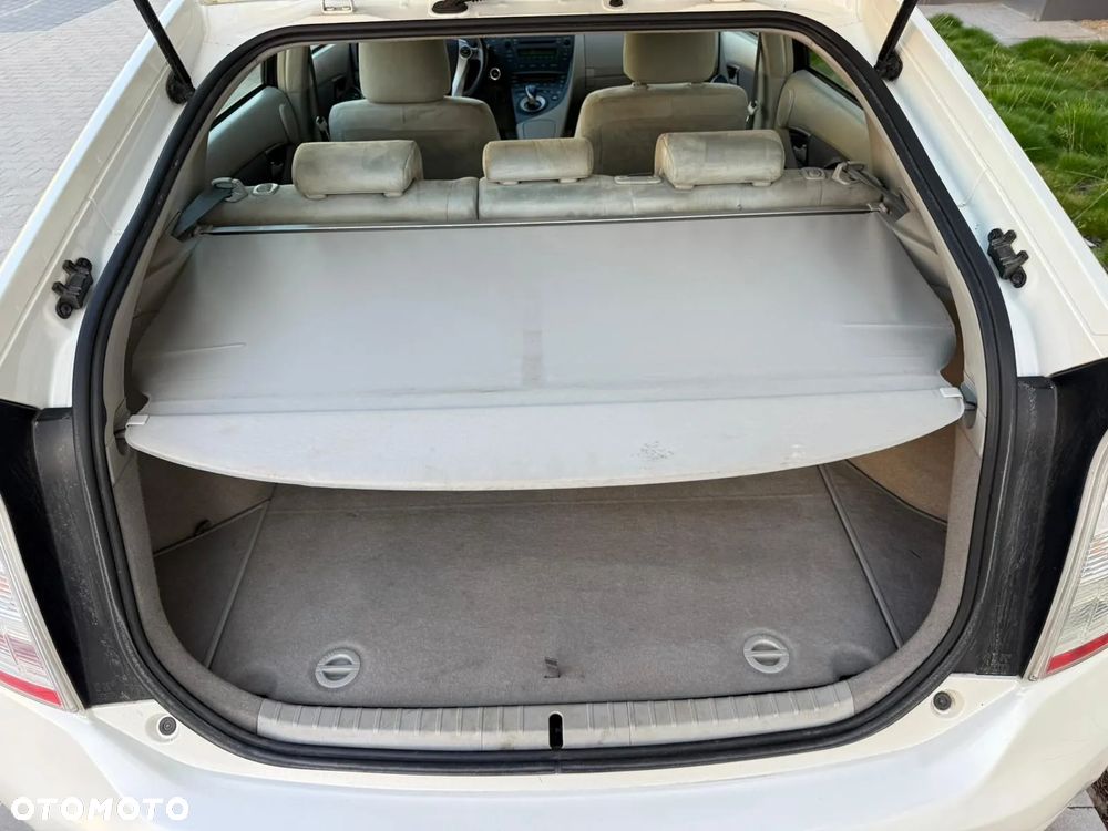 Toyota Prius (Hybrid) - 16