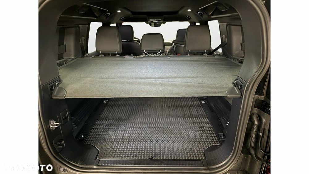 Land Rover Defender - 8