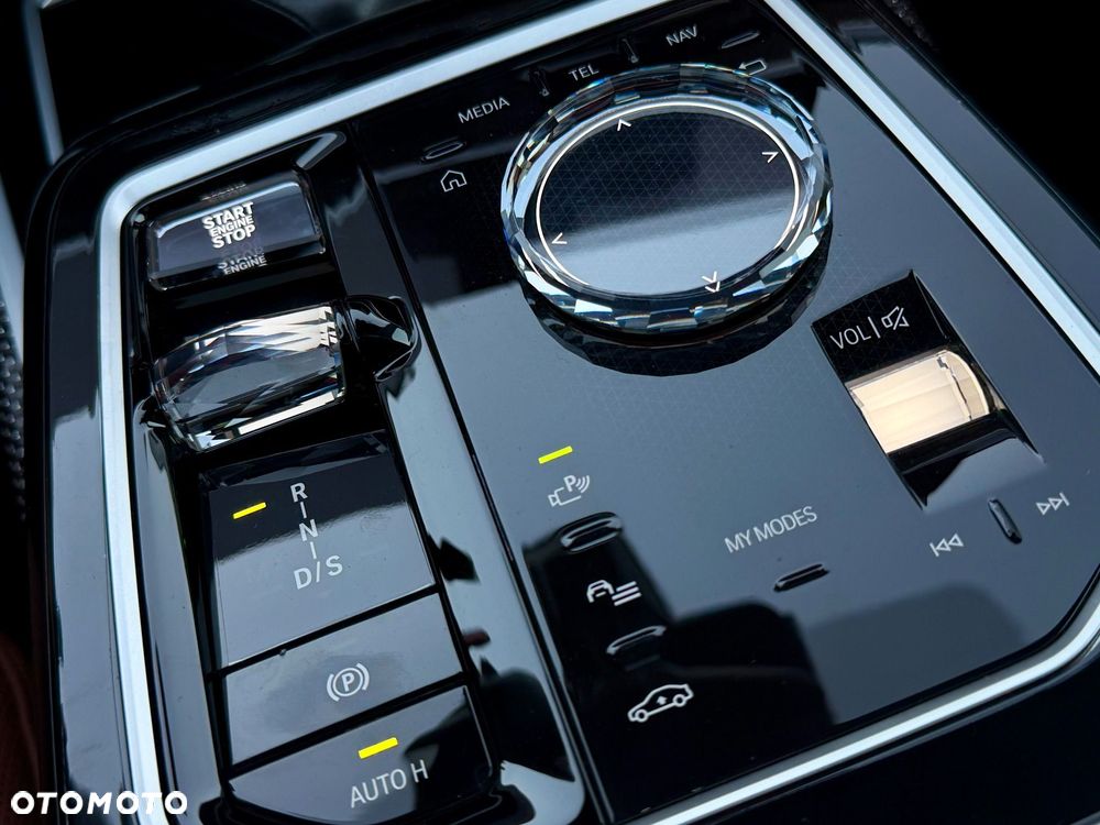 BMW Seria 7 M760e PHEV xDrive Individual Edition sport - 13