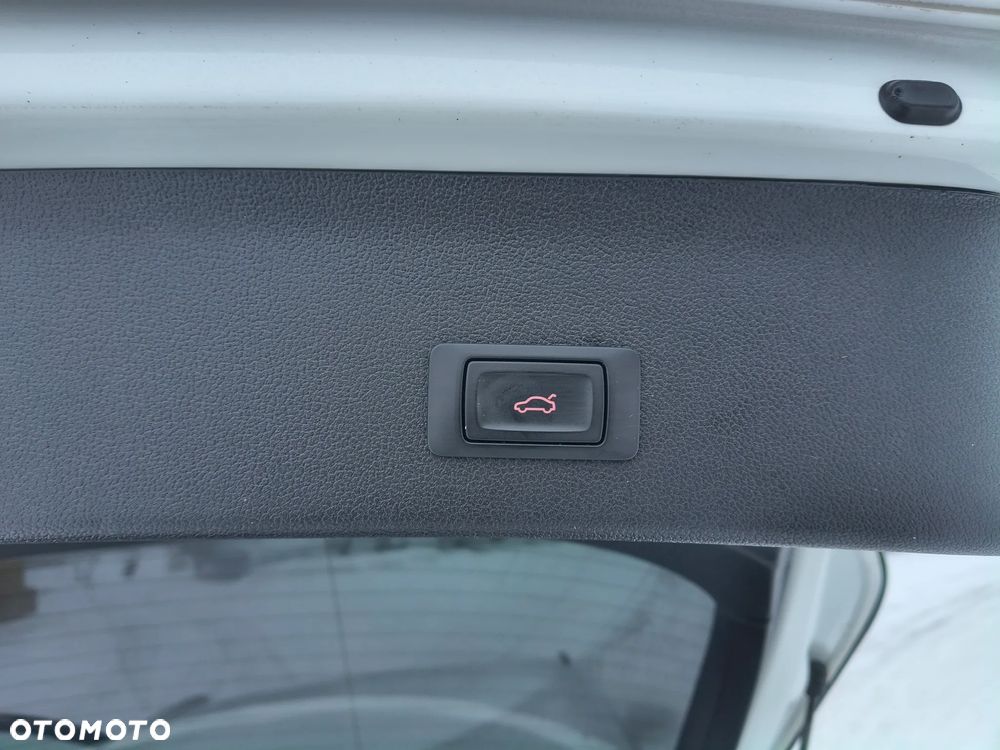 Audi A4 Avant 2.0 TDI DPF quattro S tronic Attraction - 9