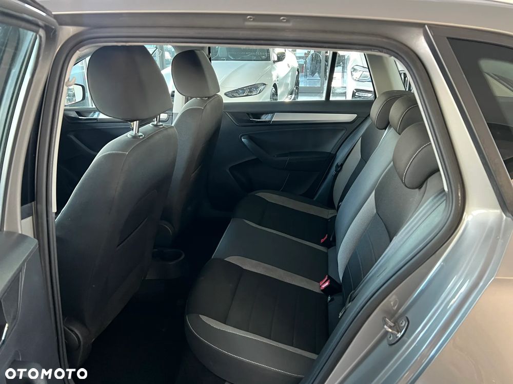 Skoda RAPID 1.0 TSI Ambition - 32