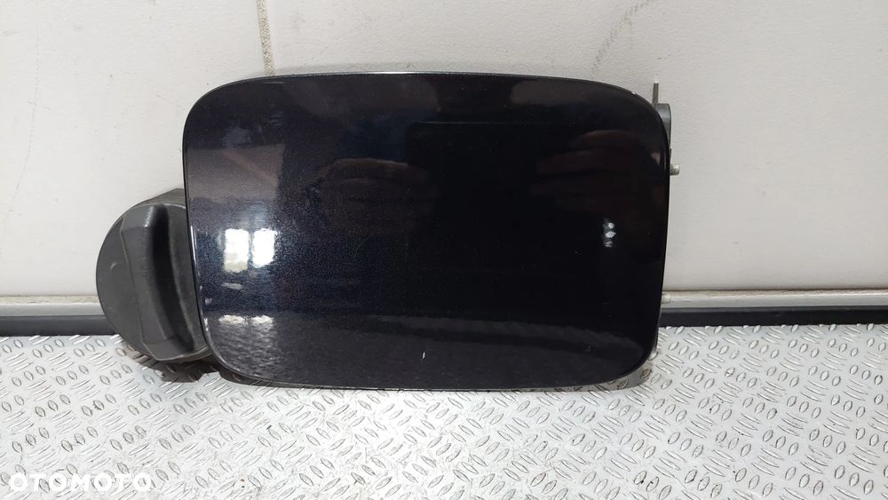 KLAPKA WLEWU PALIWA VOLVO V50 2,5 T R2005 NR 30716037 KOLOR CZARNY METALIK