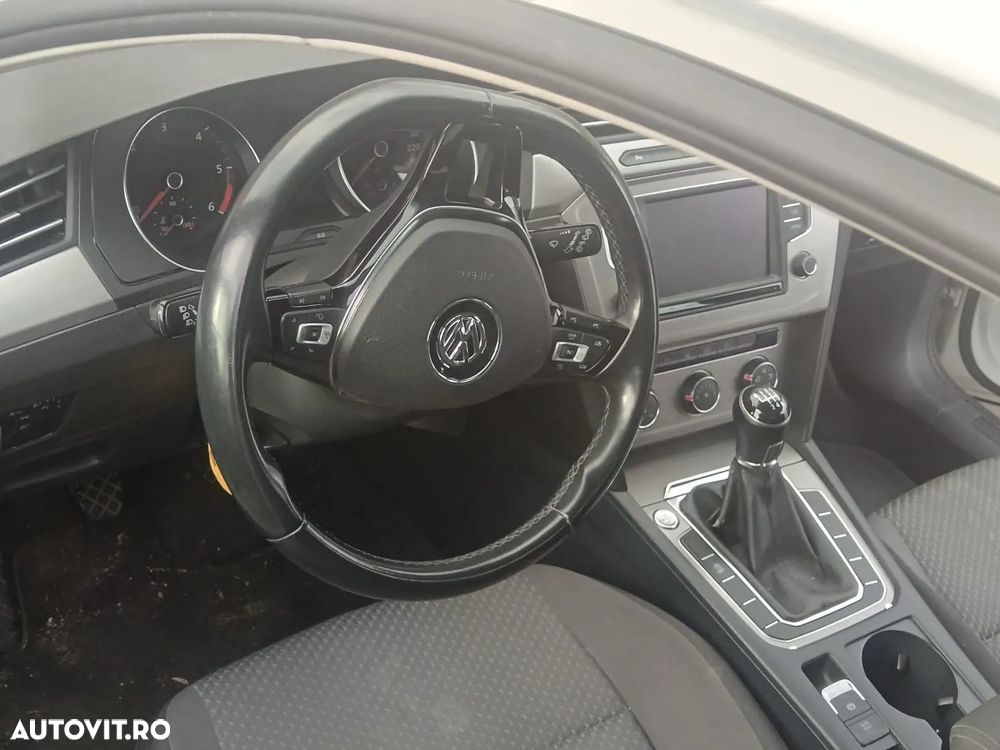 Volkswagen Passat Variant 1.6 TDI SCR BlueMotion Trendline - 11