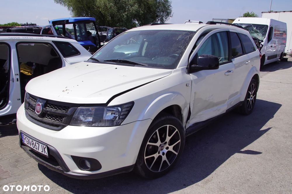 Auto na części - Fiat Freemont 2.0 MultiJet 170 KM 939B5000 62TE PWH 2014R Silnik Skrzynia Drzwi Maska Błotnik Klapa Zderzak Lampa Lusterko Klamka Szyba Deska Kokpit Sterownik Moduł Czujnik Licznik Wyświetlacz Panel Kierownica - 3