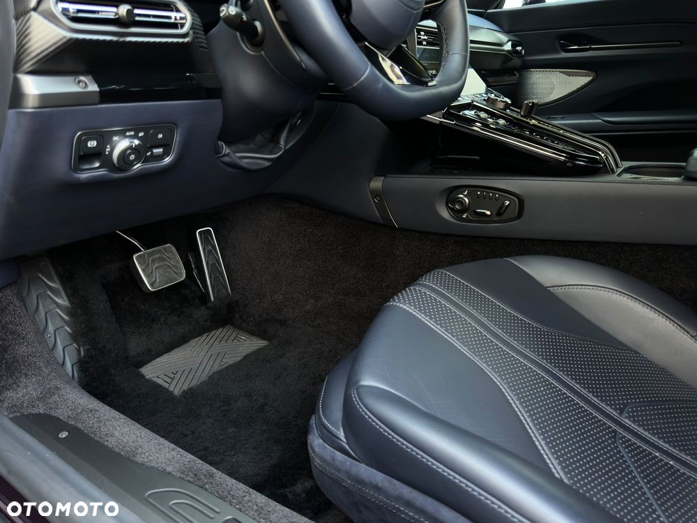 Aston Martin Vantage - 21