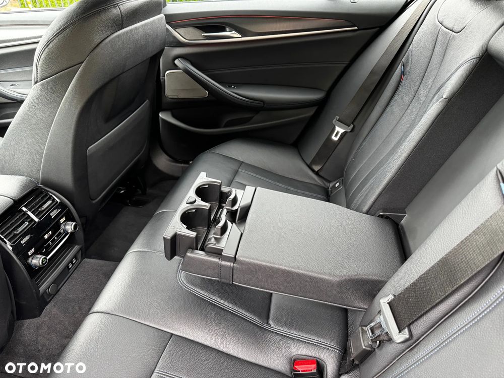 BMW Seria 5 M550i xDrive sport - 32