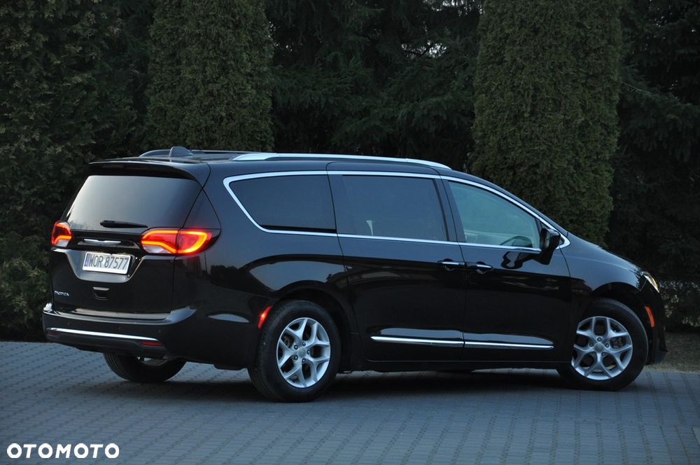 Chrysler Pacifica - 11