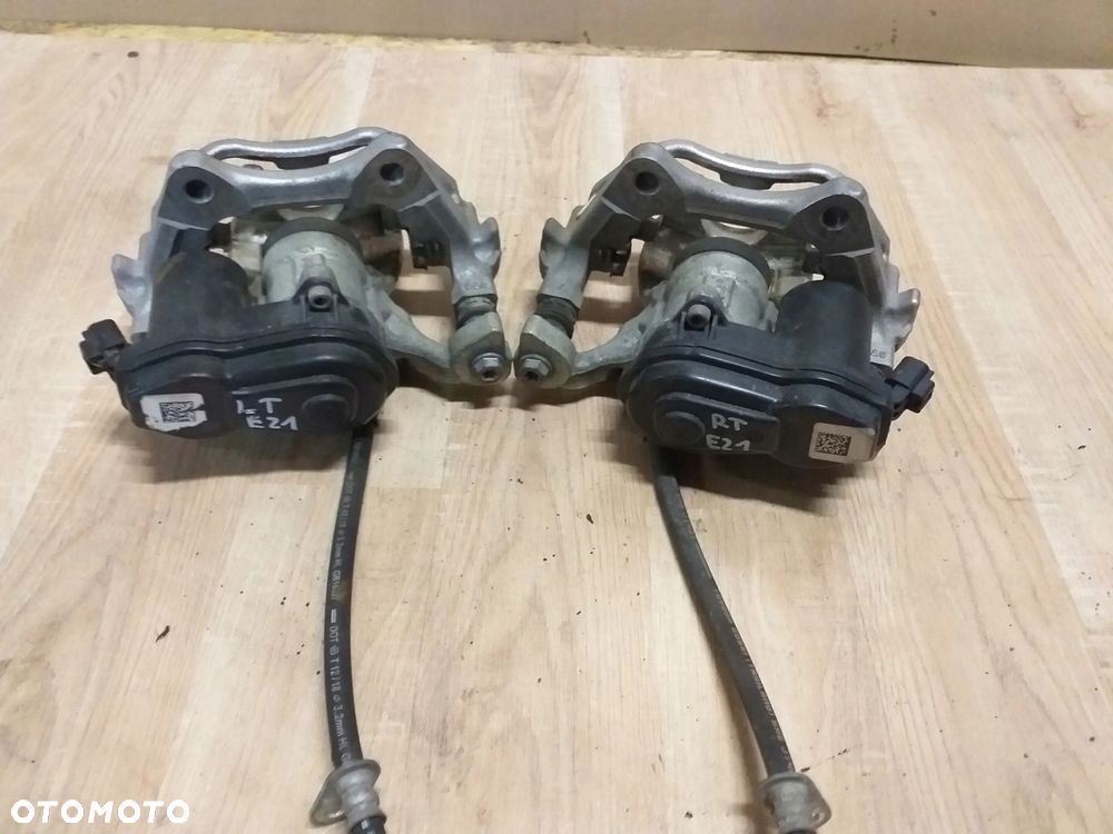 TOYOTA COROLLA E21 zacisk tył PRAWY 2,0 hybryda - 3