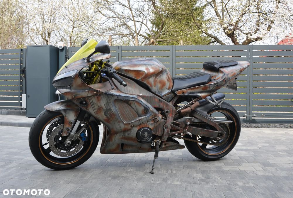 Yamaha R1 - 2