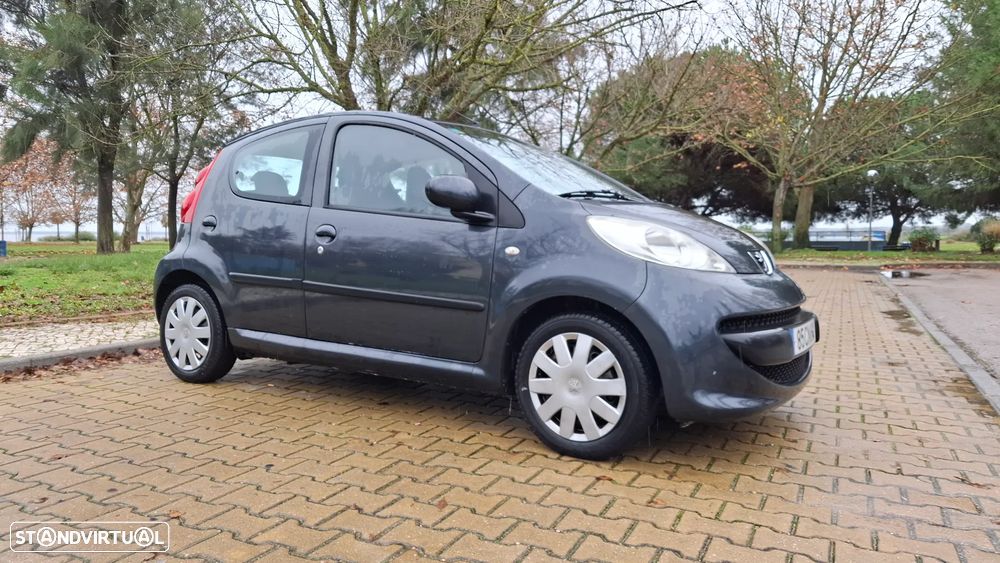 Peugeot 107 1.0 Trendy 2 Tronic - 1