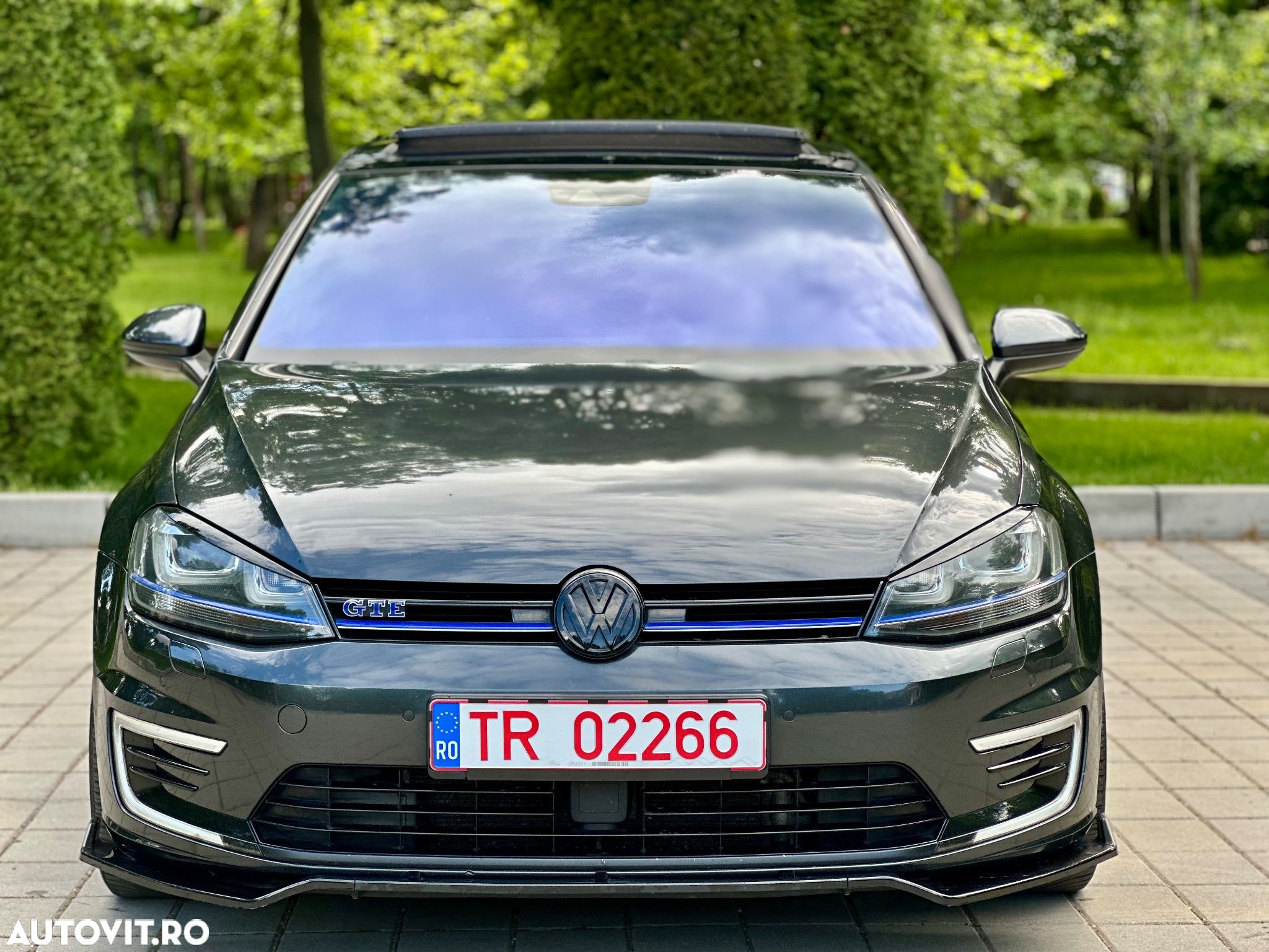 Volkswagen Golf - 1