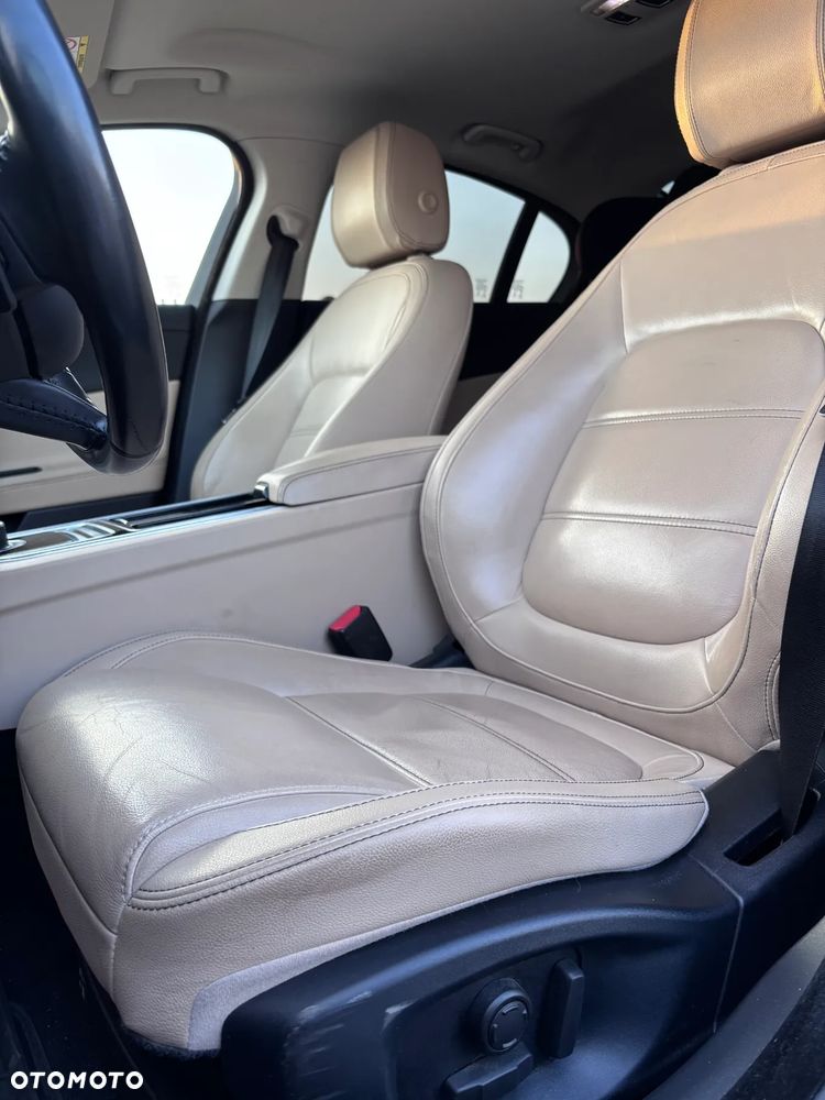 Jaguar XE 2.0 T Prestige - 8