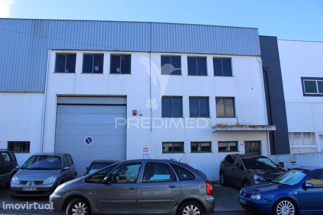 Armazém com Escritórios e Sala de Reuniões – 832 m² | Parchal - Grande imagem: 2/39