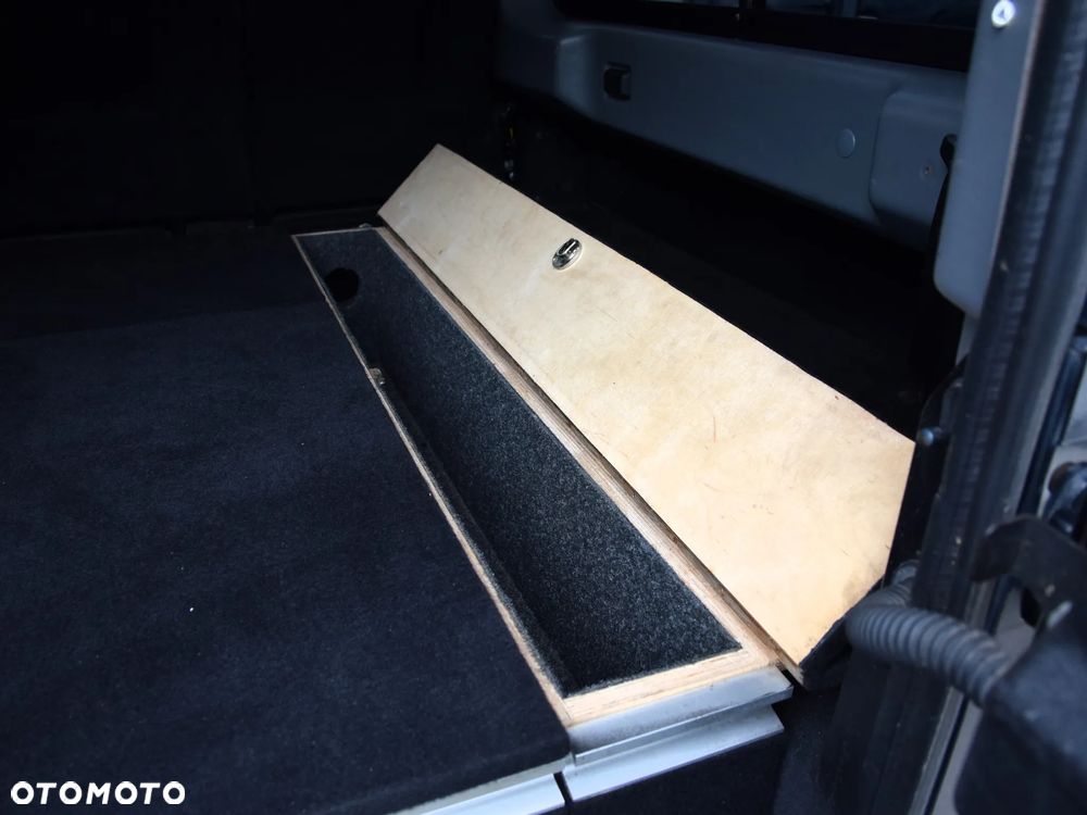 Land Rover Defender - 28