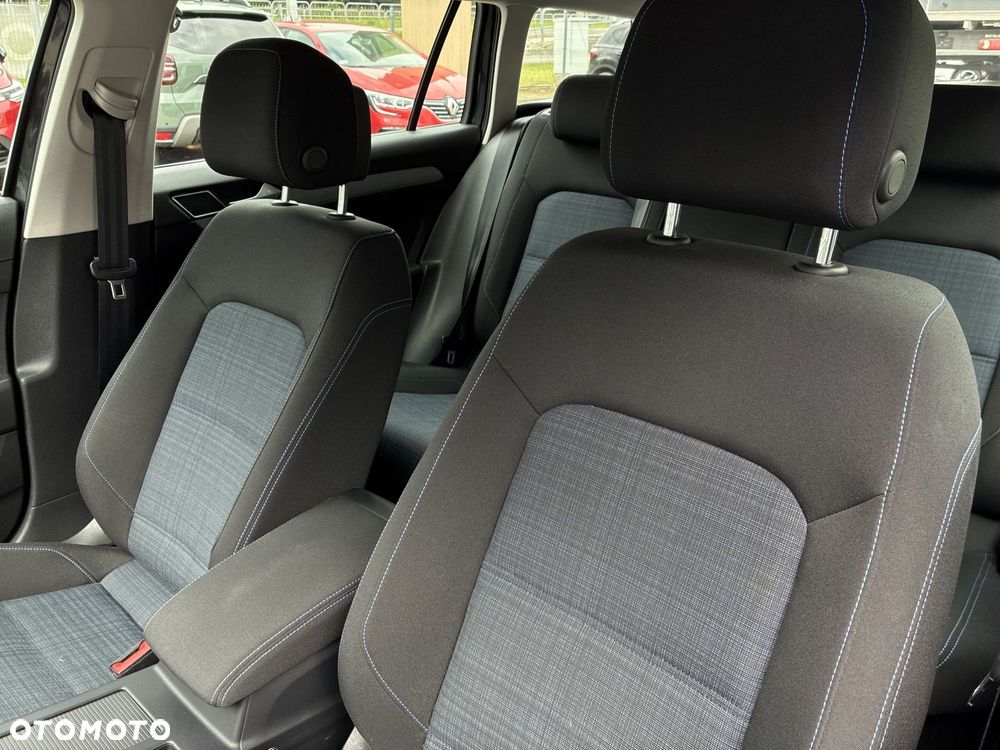 Volkswagen Passat - 11