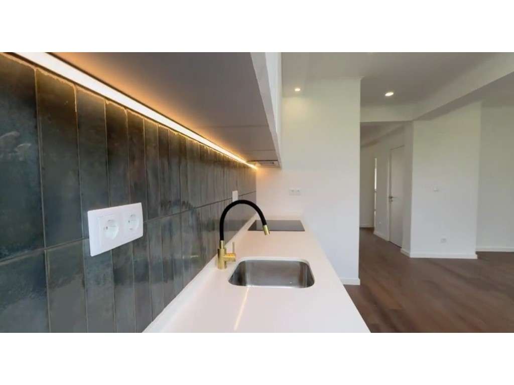 T2 Totalmente Remodelado | Excelente Localização na Amadora - Grande imagem: 4/25