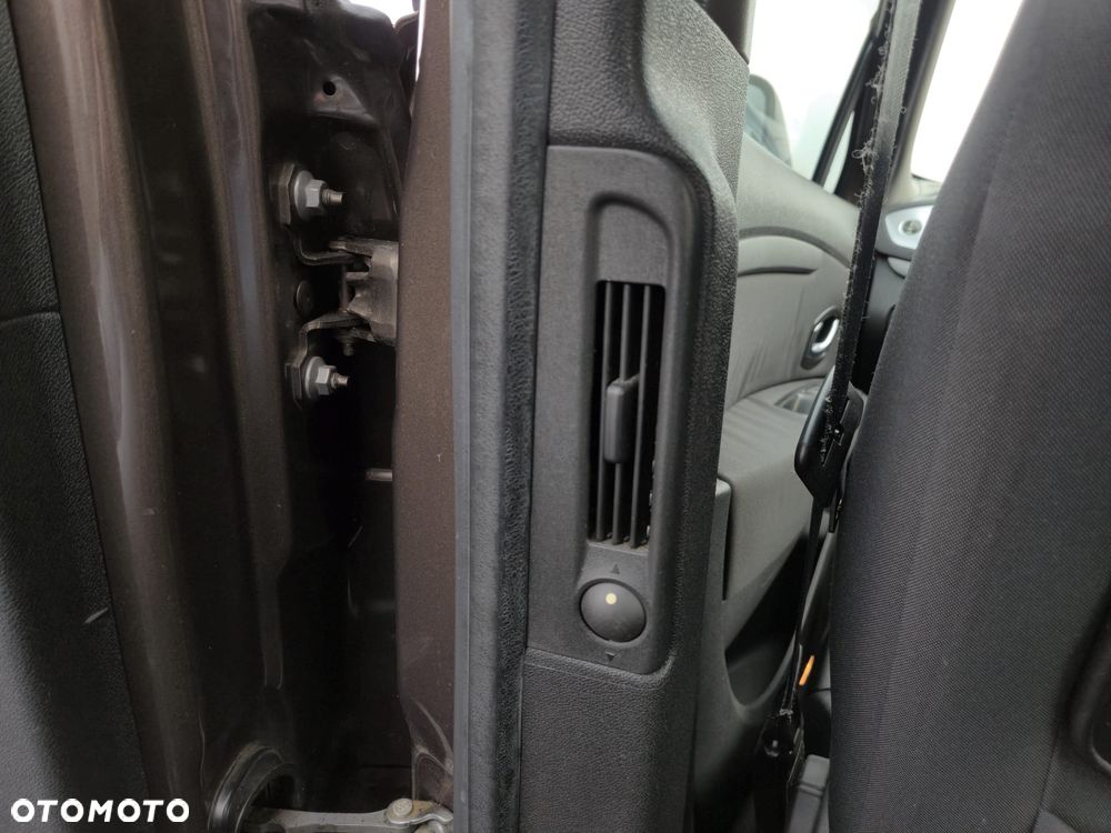 Renault Scenic 1.6 16V 110 Dynamique - 19