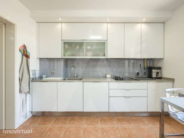 Apartamento T3 com áreas generosas, remodelado e garagem fechada