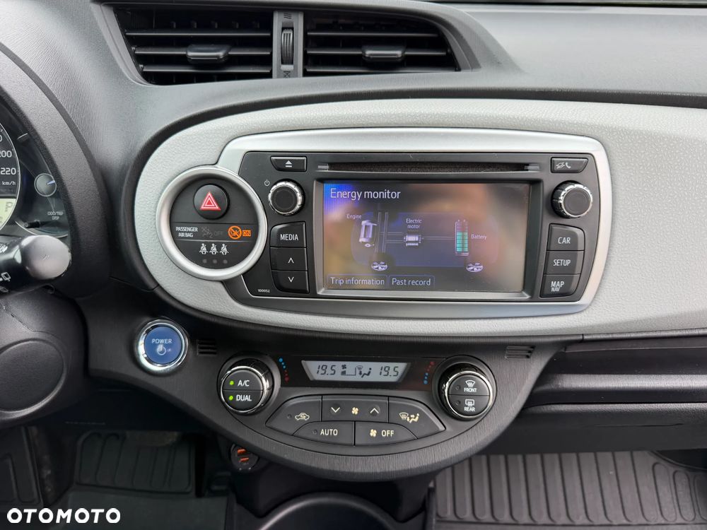 Toyota Yaris Hybrid 100 Premium - 30