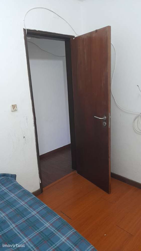 Quarto individual em moradia com mobilário e internet - Grande imagem: 5/7