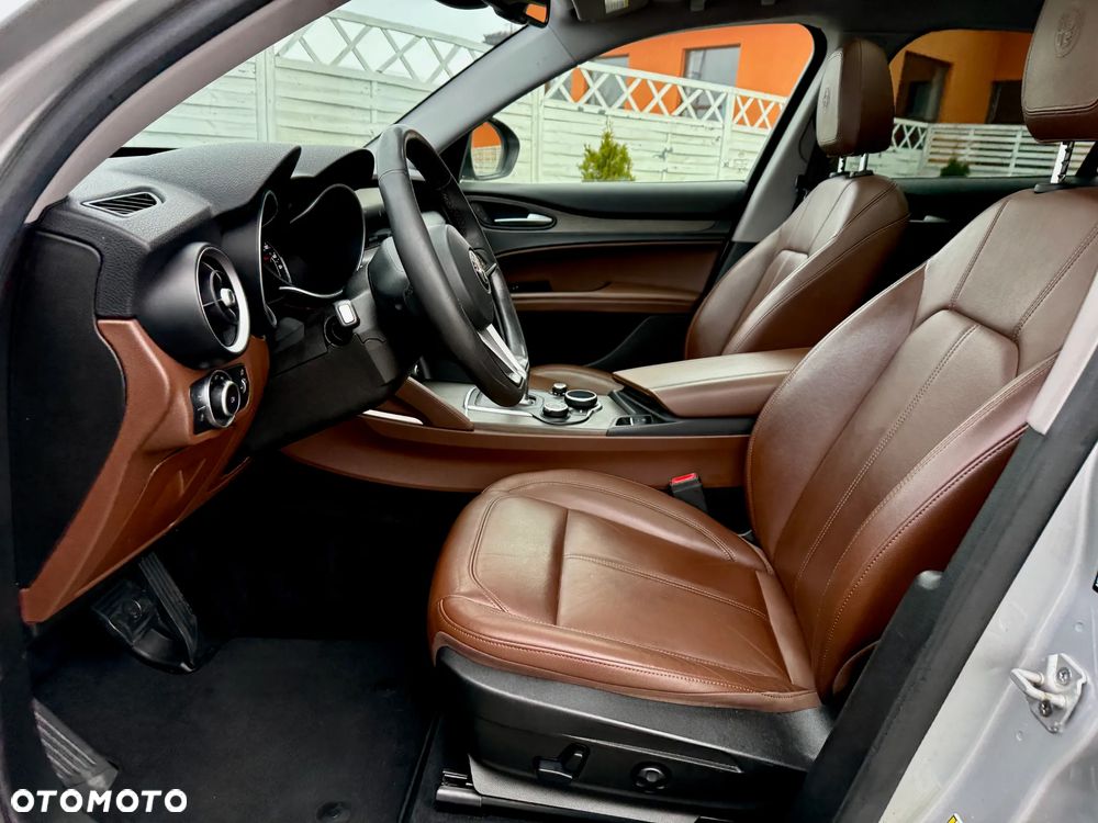 Alfa Romeo Stelvio 2.0 Turbo 16V AT8-Q4 Veloce Ti - 8