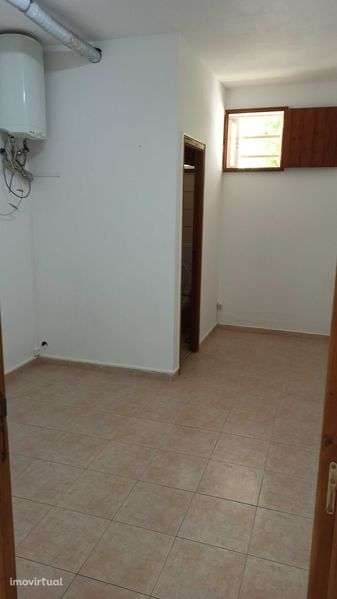 Aluga-se garagem em Lagos - Grande imagem: 2/2