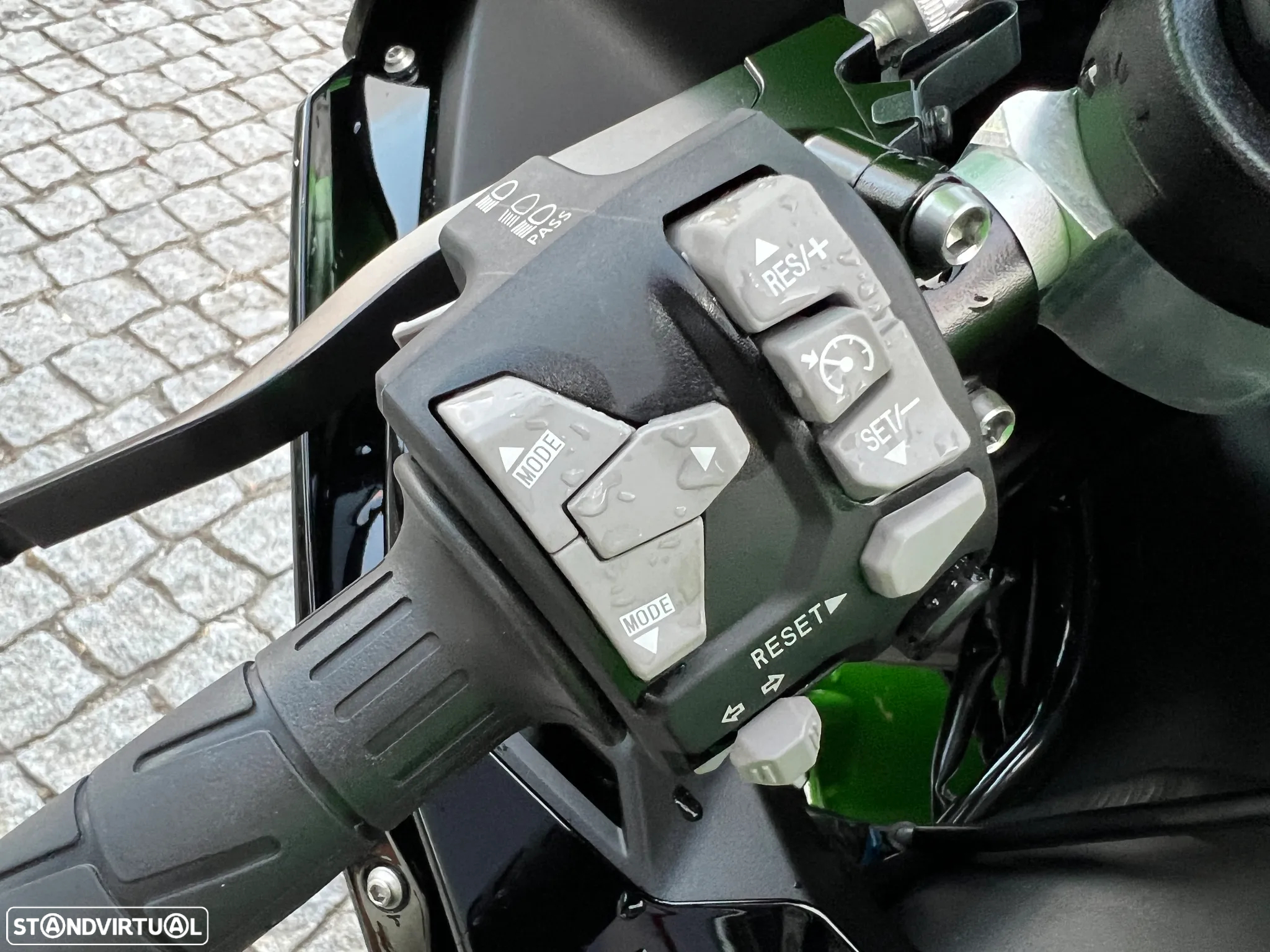 Kawasaki ZX 10R - 11