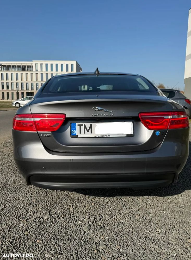 Jaguar XE 2.0 Prestige - 4