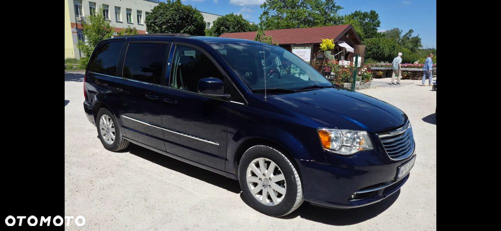 Chrysler Town & Country - 2