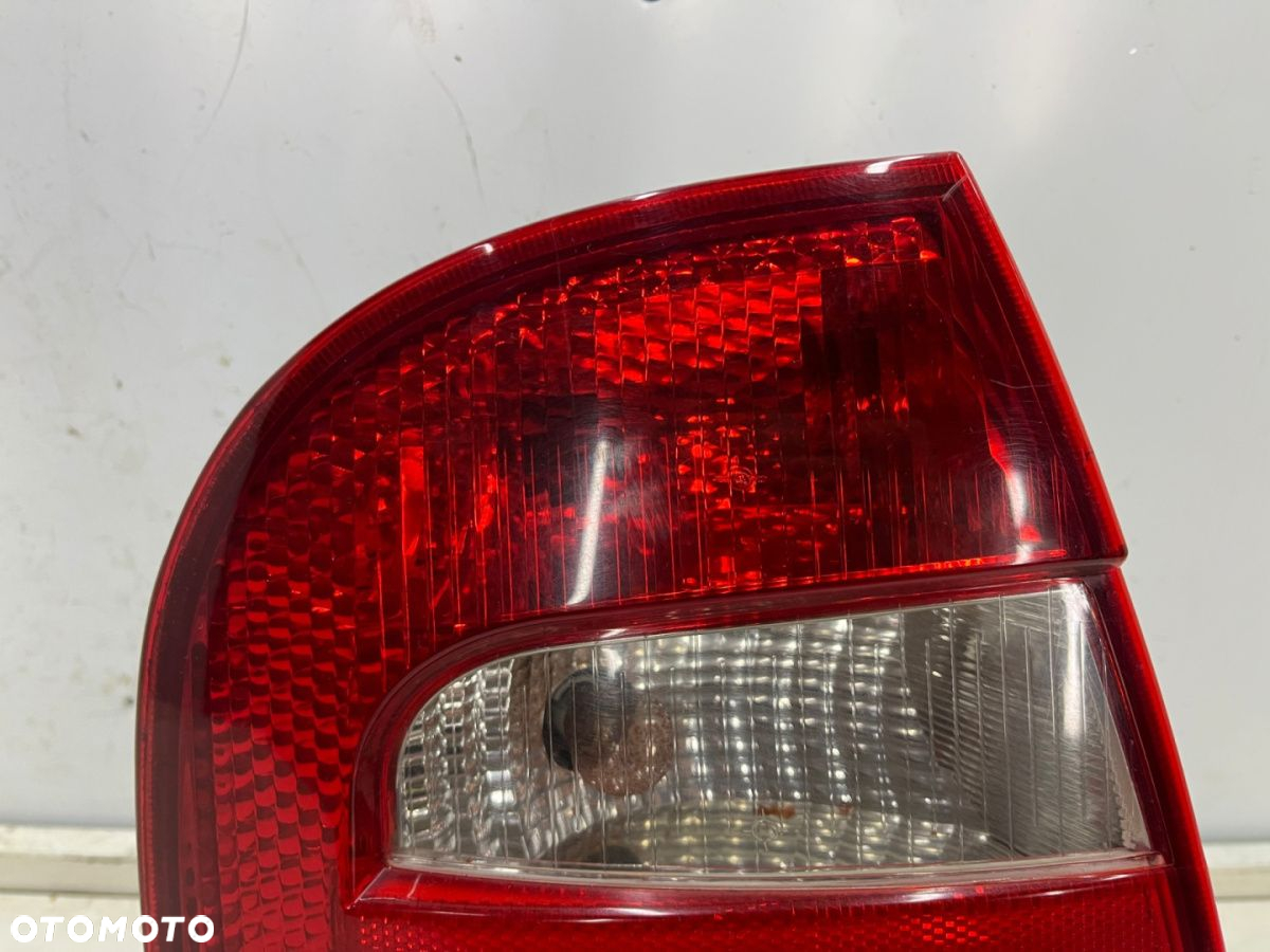 Lampa Skoda Fabia I 6y HB 99-08r. LEWA tylna w błotnik EUROPA EU oryginalna lewy tył 6y6945095b - 2