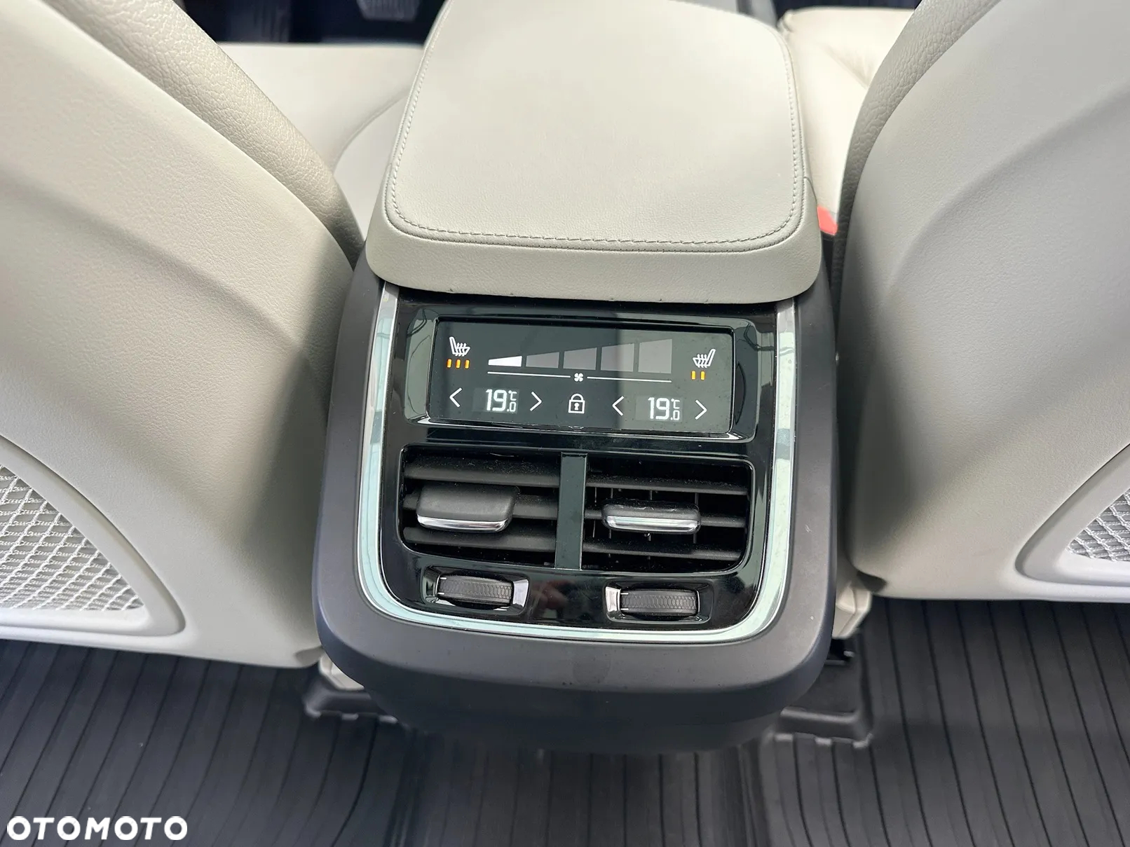 Volvo XC 90 T5 AWD Momentum Pro 7os - 12