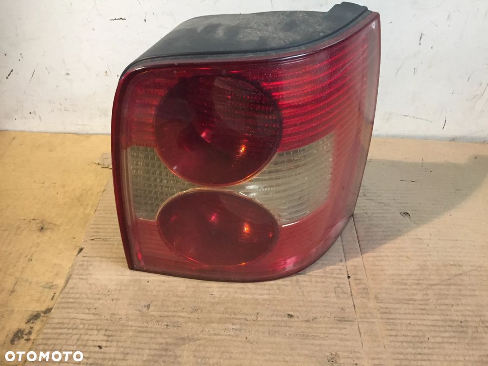VW PASSAT B5 KOMBI 04R LAMPA PRAWA TYŁ